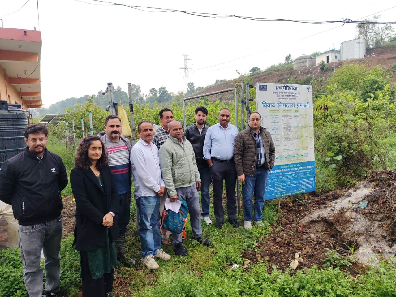 एचपी शिवा परियोजना के तहत करोट में क्लस्टरों का निरीक्षण करने पहुंचे अधिकारी। स्रोत: उद्यान विभ
