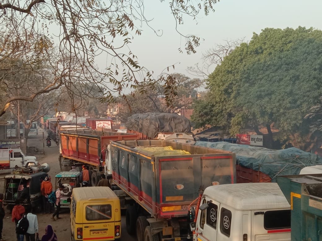 There was a 20 km long traffic jam at Bharauli Golambar for nine hours.
