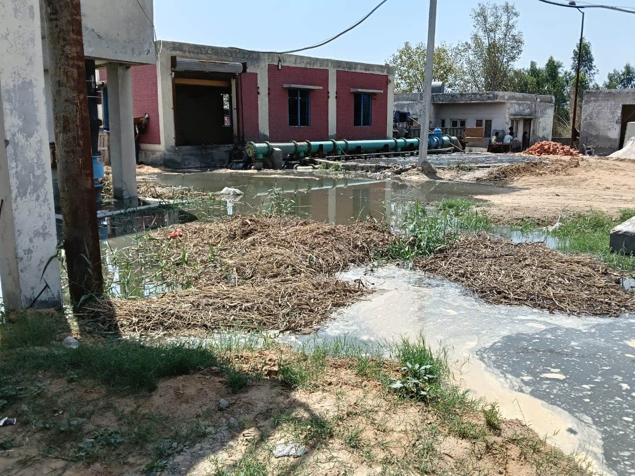 एसटीपी रिजर्व टैंक ओवरफ्लो होने के बाद परिसर में भरा दूषित पानी। 