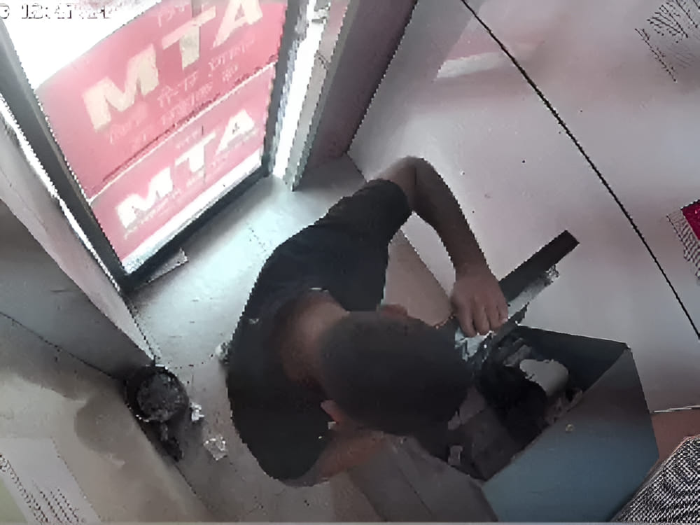Elderly Man Swindled at ATM Under Pretext of Assistance