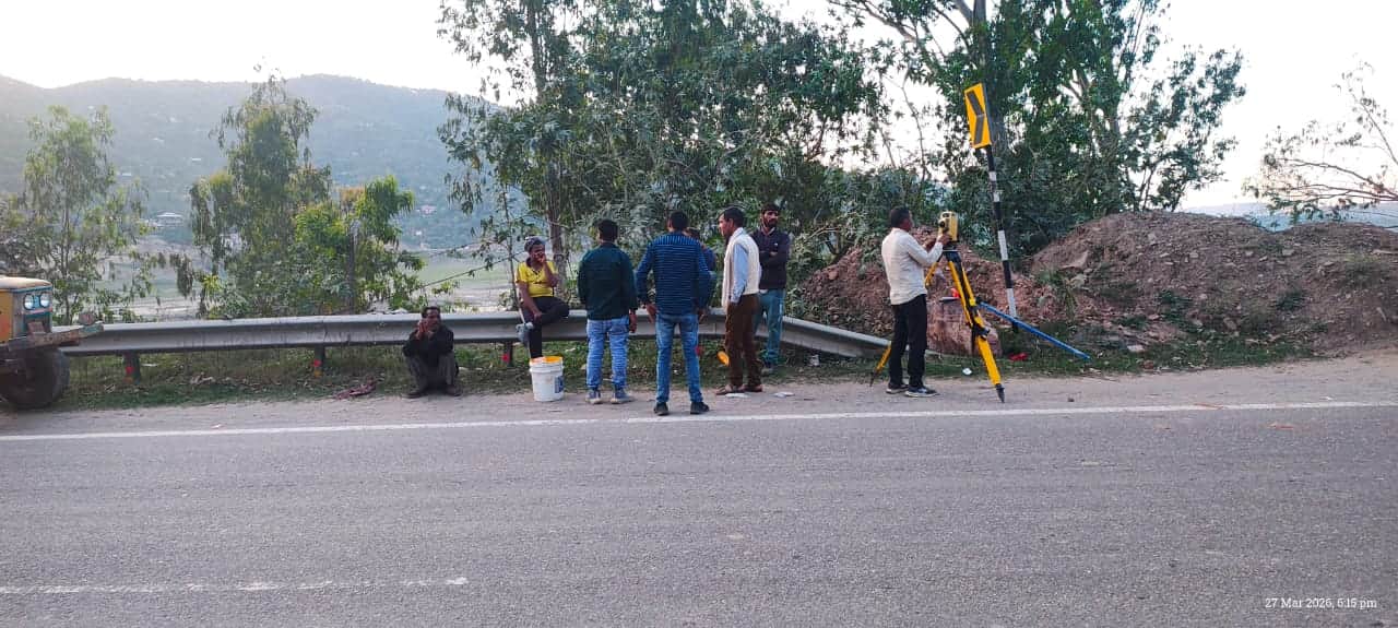 फोरलेन पर मंडी भराड़ी के पास बुर्जियां लगाते कर्मचारी। संवाद