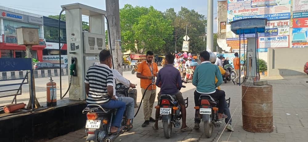 फरेंदा पेट्रोल पंप पर भीड़ में कमी दिखी। 