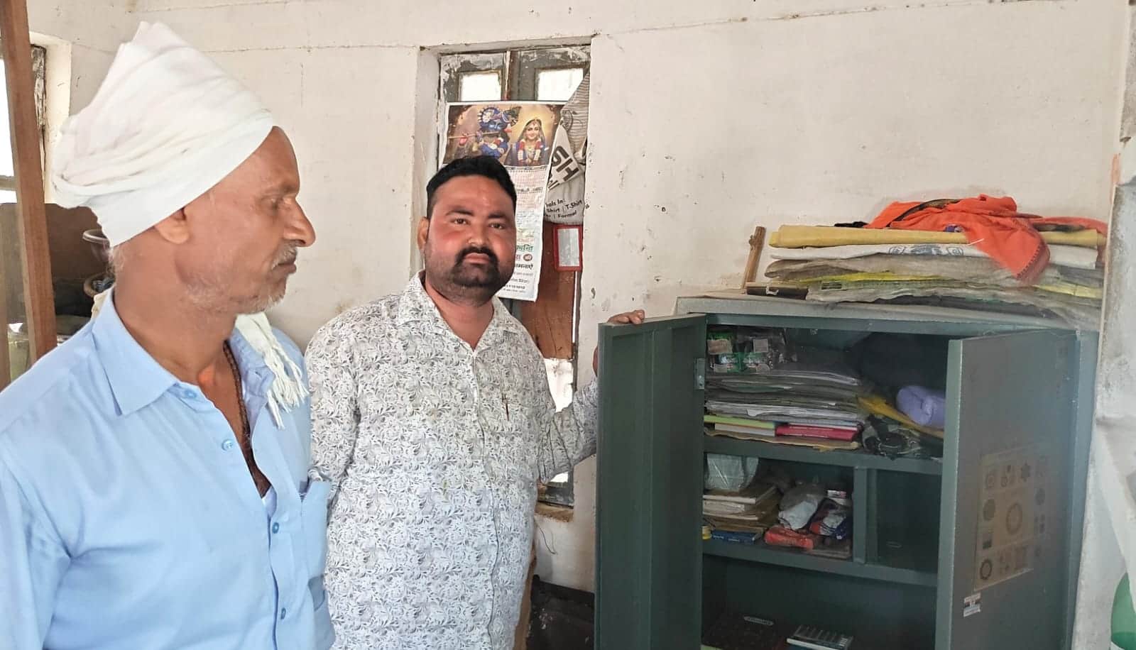 फोटो -02 चोरी के बाद अलमारी दिखते गल्ला व्यपारी संजीव निरजंन। संवाद