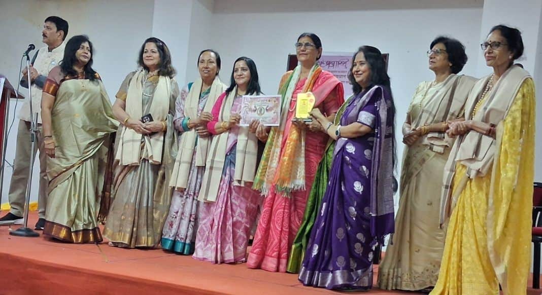 फोटो 04 डॉ. कृष्णा आर्या को जगद्दात्री सम्मान देती डॉ. कीर्ति काले। फाउंडेशन