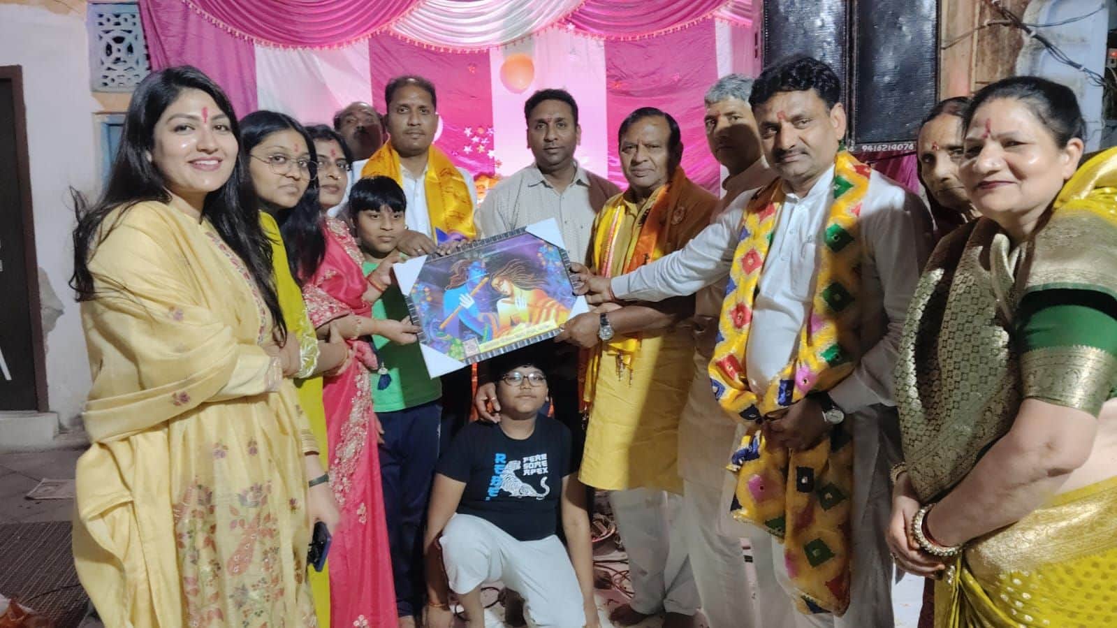 फोटो 06 यजमान का स्मृति चिह्न प्रदान करते मंडल सदस्य। मंडल