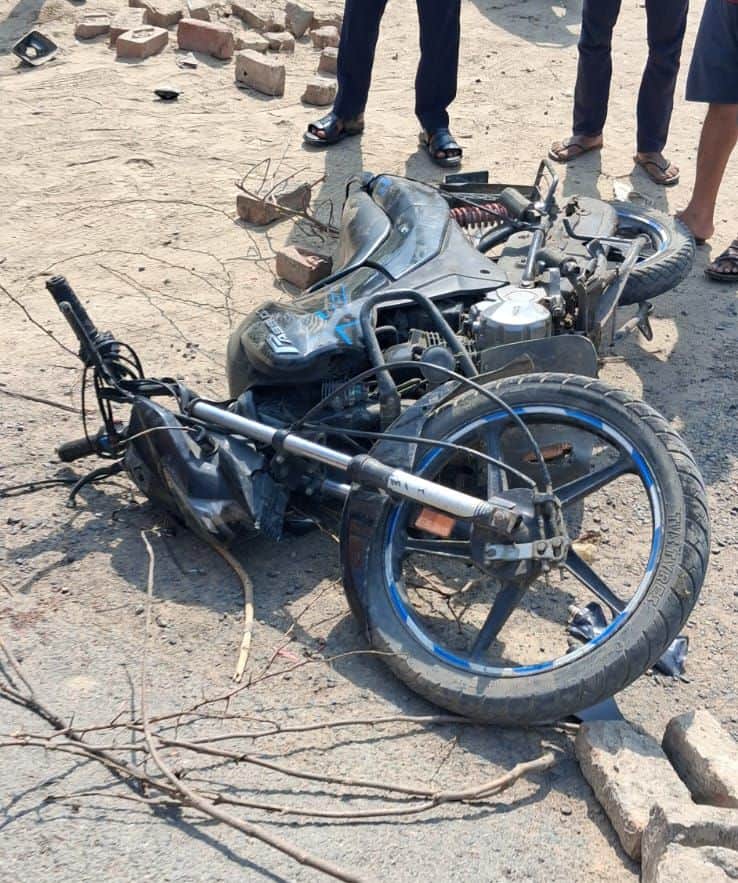 फोटो-09- घटनास्थल पर क्षतिग्रस्त पड़ी बाइक। संवाद