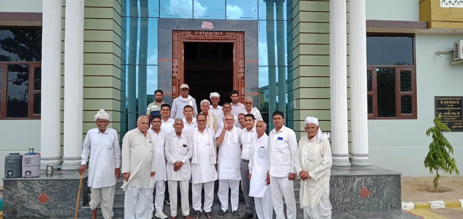 फोटो 12 जाट धर्मशाला  के चुनाव के बाद मौजूद कार्यकारिणी सदस्य व अन्य।संवाद