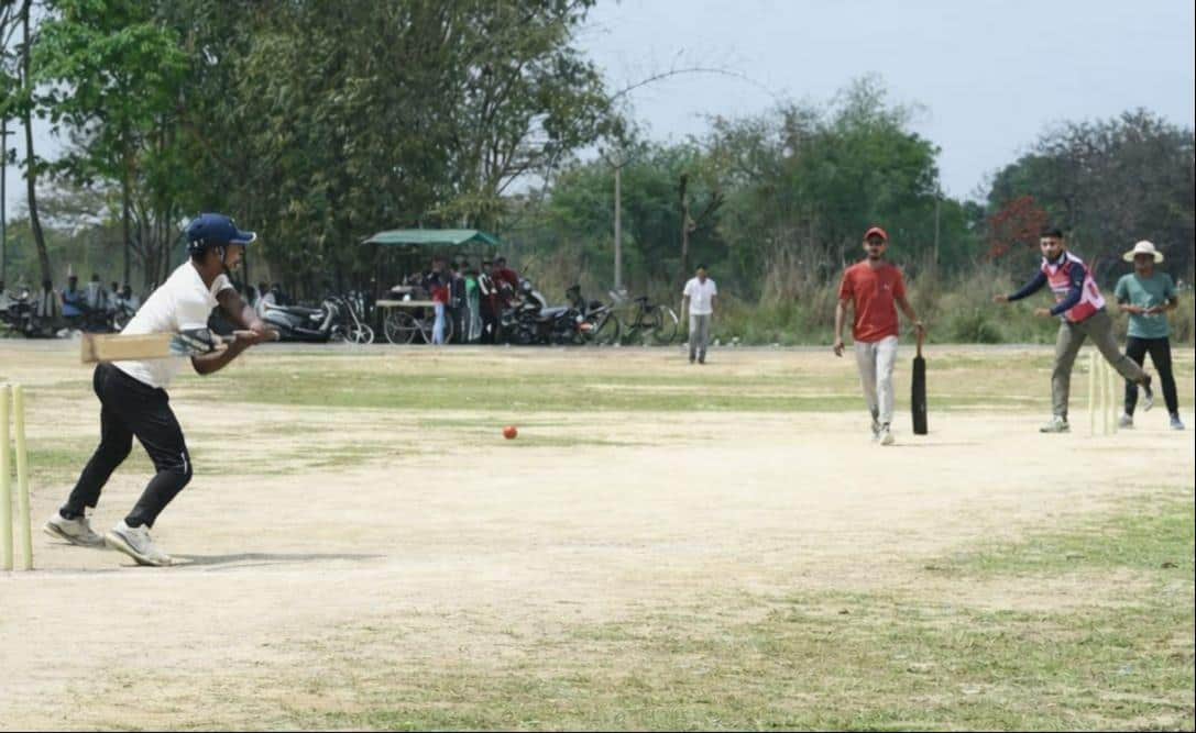 फोटो-12- मैच में शॉट लगाता बल्लेबाज। स्रोत: संवाद