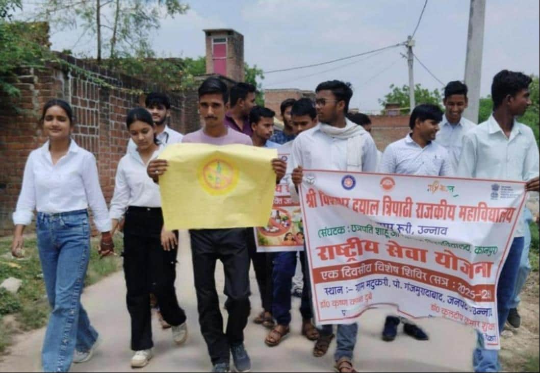 फोटो-14- गांव में जागरूकता रैली निकालते स्वयं सेवक। स्रोत: शिक्षक