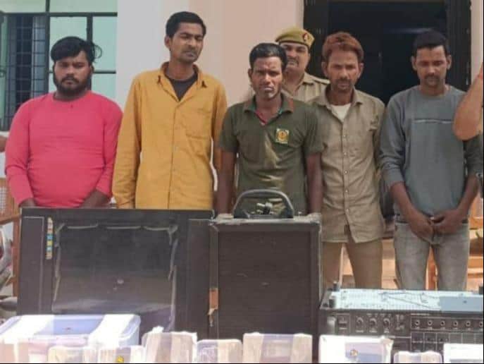 फोटो-18 सदर कोतवाली में खड़े गिरफ्तार किए गए चोरी के आरोपी।  स्रोत: पुलिस