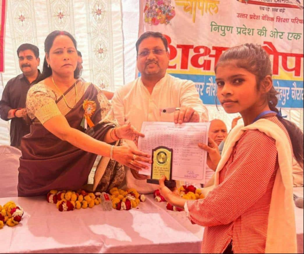 फोटो-19- छात्रा को पुरस्कृत करतीं विधायक की पत्नी विभा कटियार। स्रोत: आयोजक