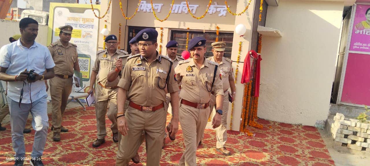 फोटो-19-दिबियापुर थाने में निरीक्षण करते डीआईजी हरीश चंदर व मौजूद पुलिस अधिकारी। संवाद