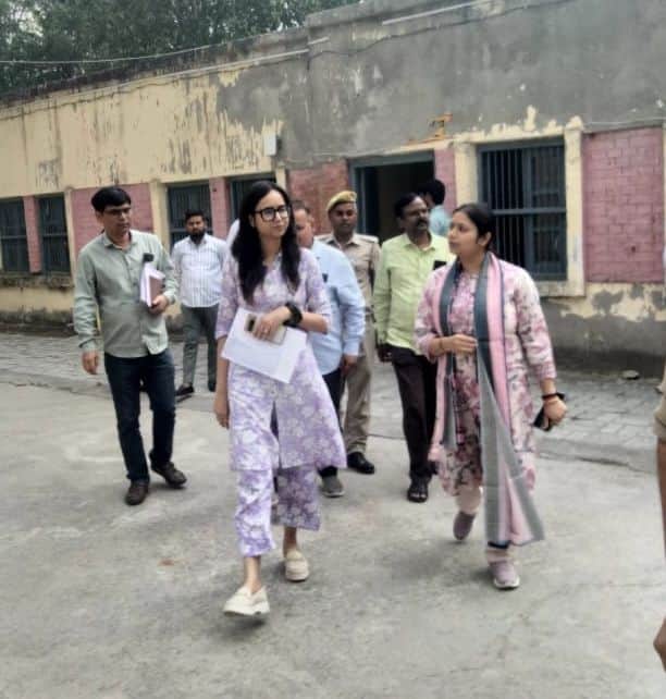 फोटो-22- ब्लॉक का निरीक्षण करतीं सीडीओ कृति राज। स्रोत: ब्लॉक कर्मी