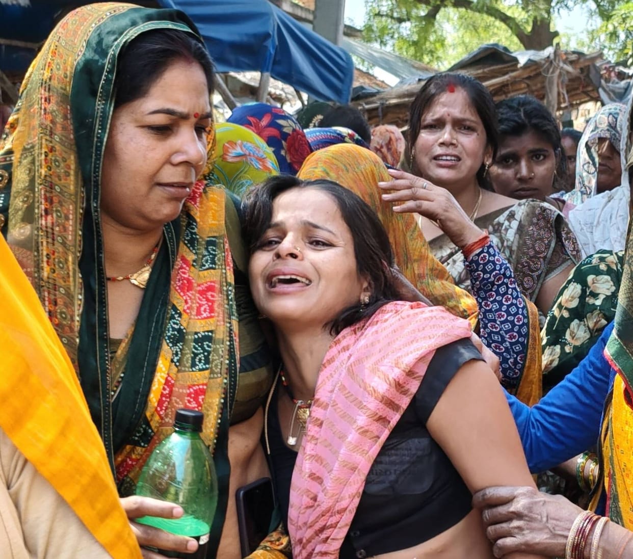 BSF jawan's son, who returned from West Bengal, lit the funeral pyre of his mother.
