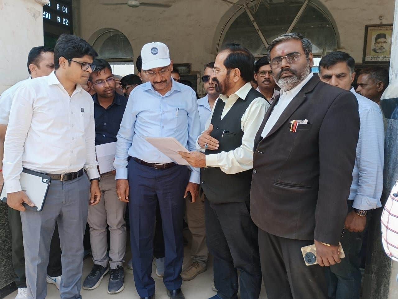 फोटो-28- डीआरएम को ज्ञापन देते दैनिक यात्री संघ के पदाधिकारी। स्रोत: संगठन