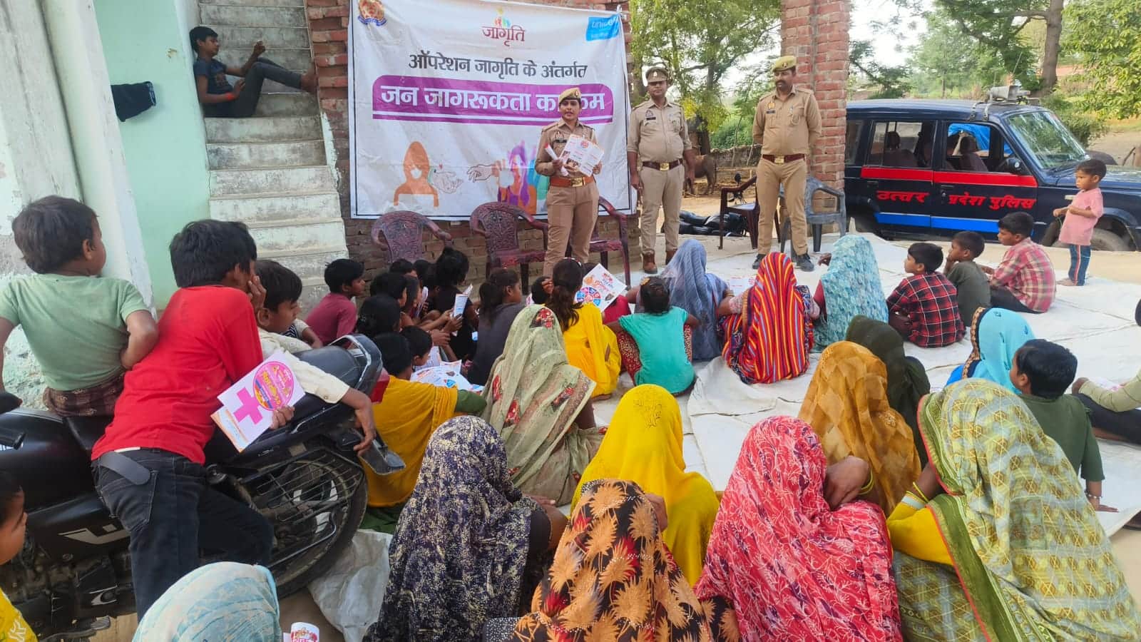 फोटो 28 - ऑपरेशन जागृति के तहत महिलाओं को जागरूक करती मिशन शक्ति की टीम। श्रोत : पुलिस मीडिया 