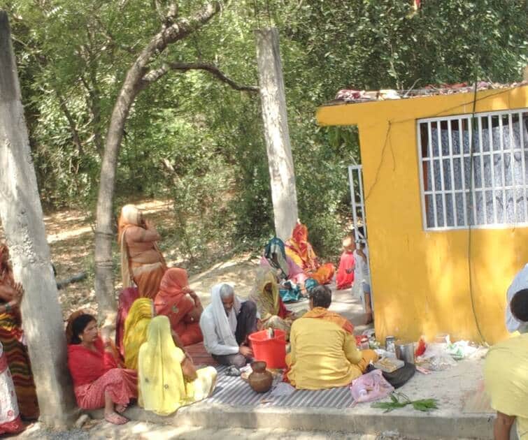 फोटो-29-नई प्रतिमा रखने से पहले की जाती प्राण प्रतिष्ठा। स्रोत : ग्रामीण