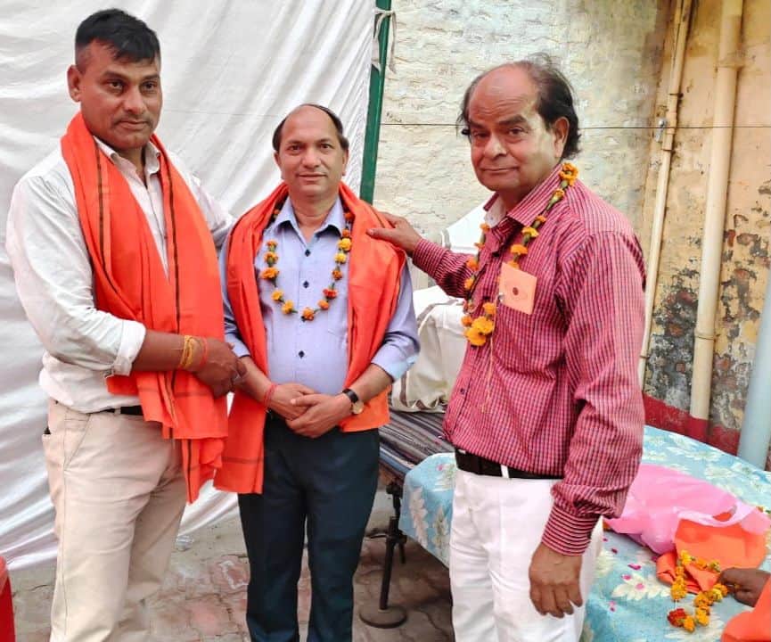 फोटो-3- कवि अनुज तिवारी को सम्मानित करते समिति के सदस्य। स्रोत: आयोजक