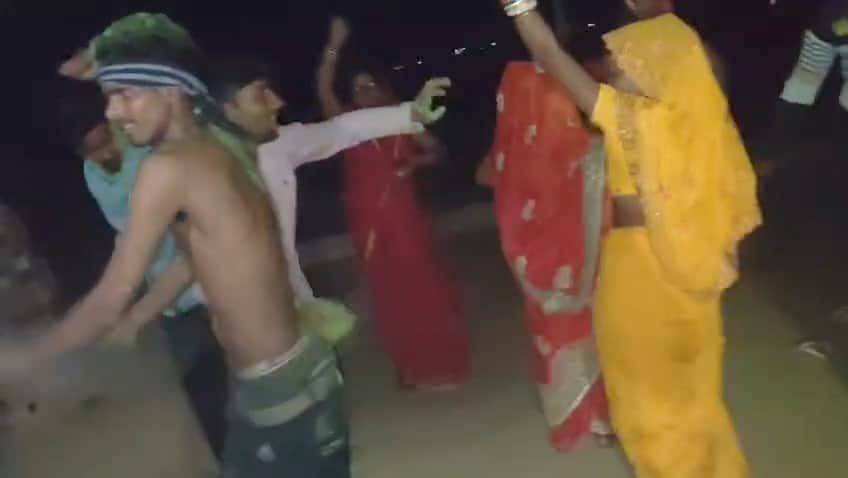 फोटो  3 शुक्रवार रात डीजे पर डांस करते देवर भाभी, पीली साड़ी में सरोजनी व बगैर शर्ट में अखिलेश