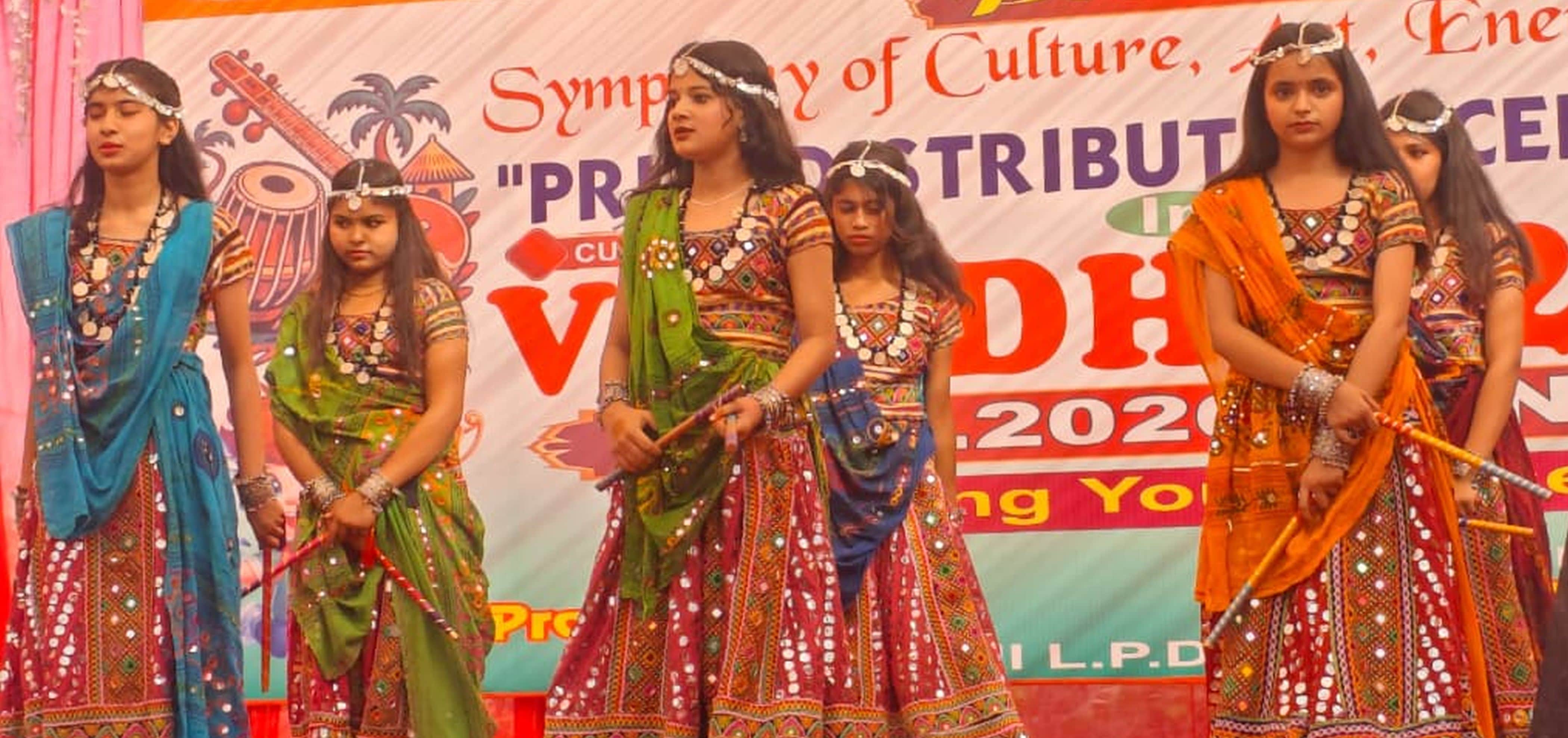 फोटो-38-सांस्कृतिक कार्यक्रम प्रस्तुत करती छात्राएं। संवाद