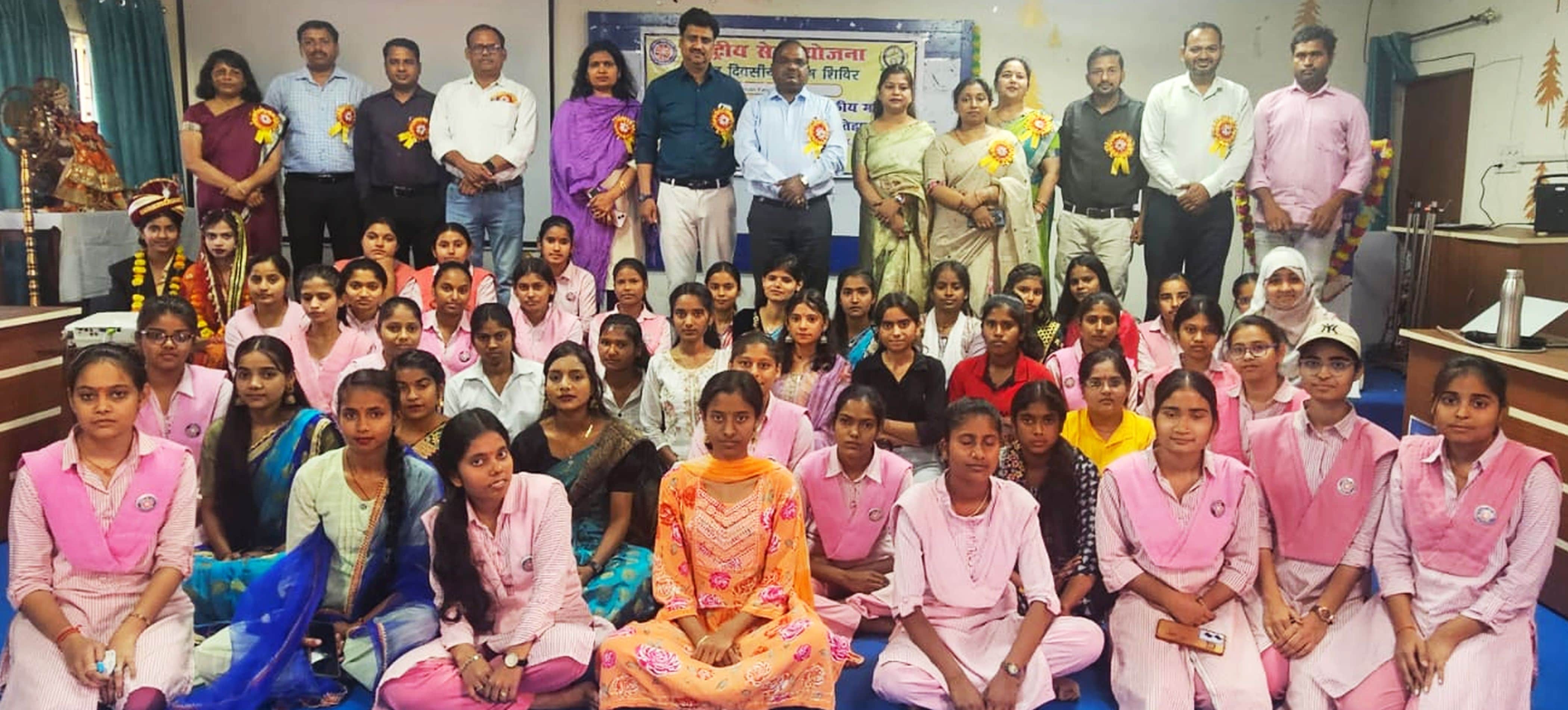 फोटो-39-शिविर समापन के दौरान मौजूद छात्राएं व प्रधानाचार्य। संवाद