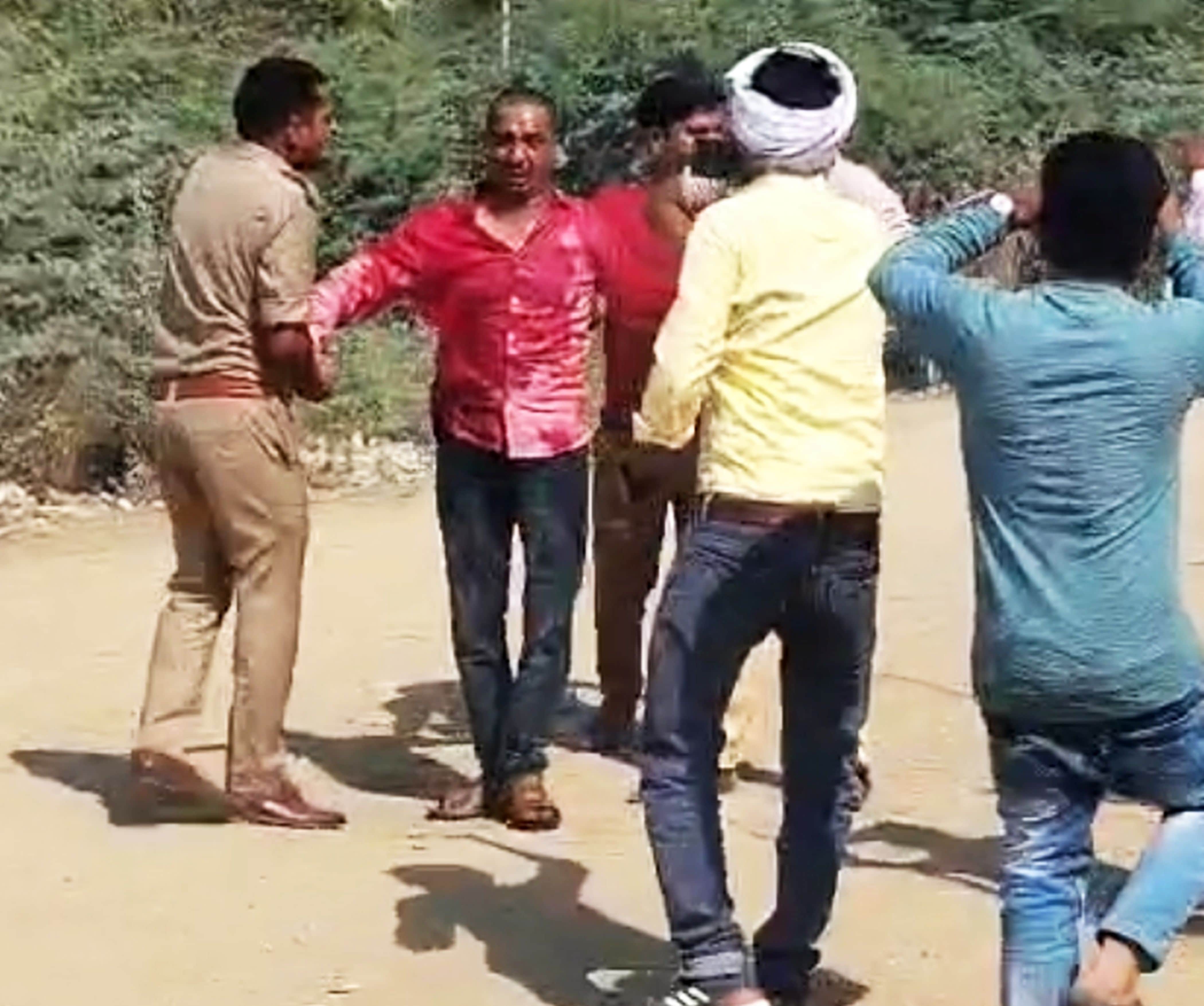 फोटो-43-डीजल डालने के बाद आग लगाने से रोकते पुलिस कर्मी। वीडियो ग्रैब