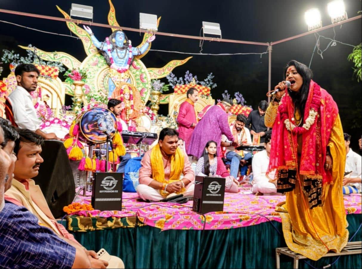 फोटो-6-जगराते में भजन गातीं गायिका। स्रोत: पाठक