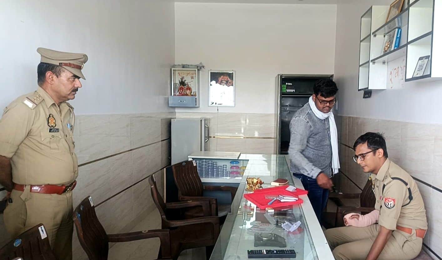 फोटो-7-चोरी के बाद ज्वैलरी शॉप पर जानकारी लेते सहायक पुलिस अधीक्षक आलोक राज नारायण और कोतवाल अर