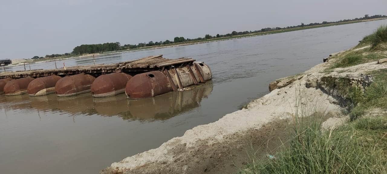 फोटो-7 कमालगंज-हरदोई मार्ग के महमदगंज मड़ैयन घाट पर टूटा हुआ पंटून पुल। स्रोत: जागरूक पाठक