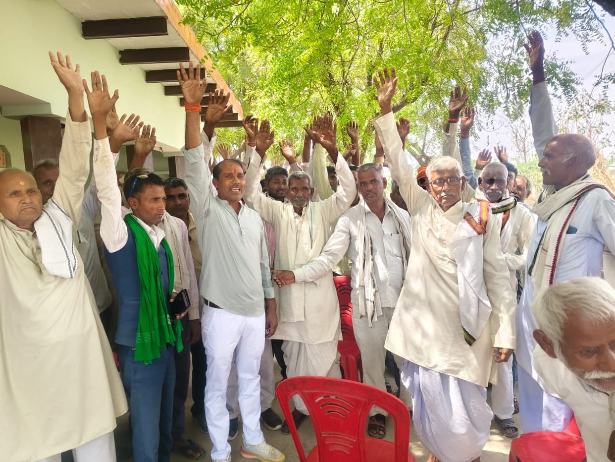 Anger erupts against land consolidation, villagers surround Fatehabad tehsil