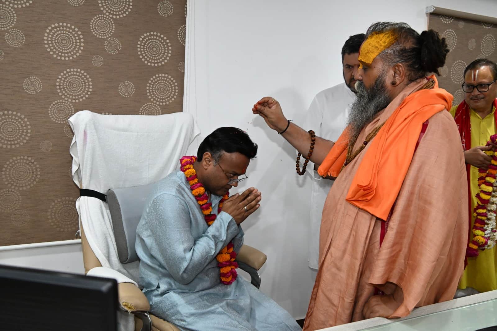 फोटो न-29सीकेटीपी 20 नए निदेशक डॉ. इलेश जैन को आर्शीवाद देते मलूक पीठाधीश्वर राजेंद्र दास व अन्