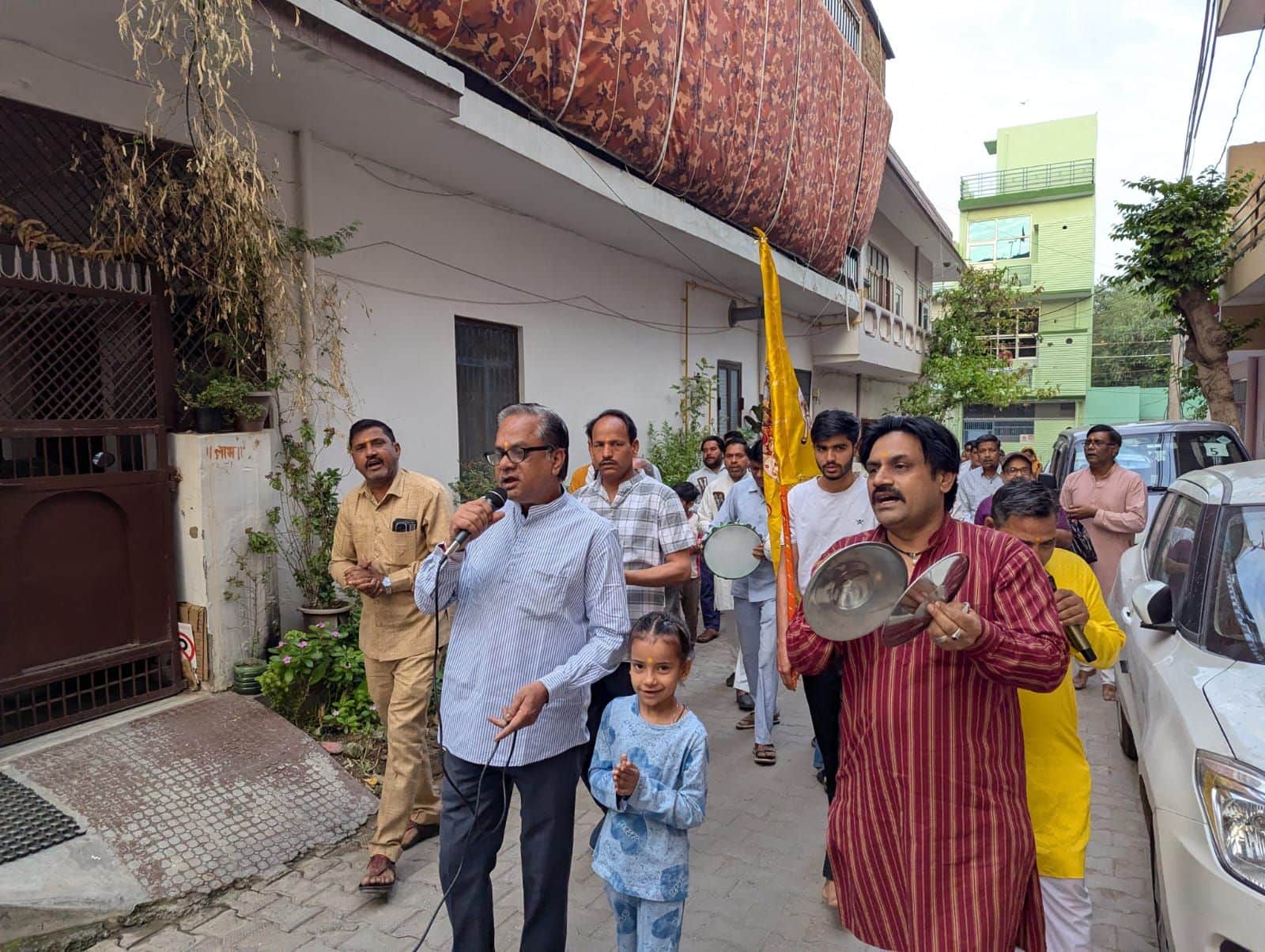 फोटो नंबर-05हाउसिंग बोर्ड कॉलोनी में प्रभात फेरी निकालते संस्था के सदस्य। स्रोत-संस्था