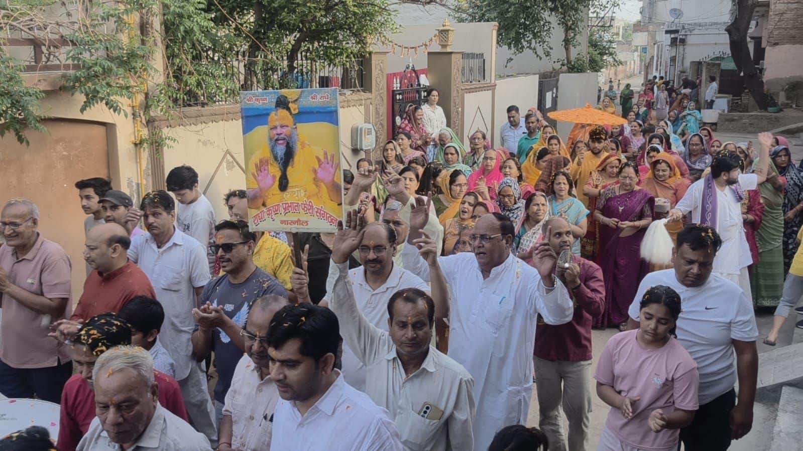 फोटो नंबर-10मोहल्ला पुरानी सराय में प्रभात फेरी निकालते संस्था के सदस्य। स्रोत-संस्था