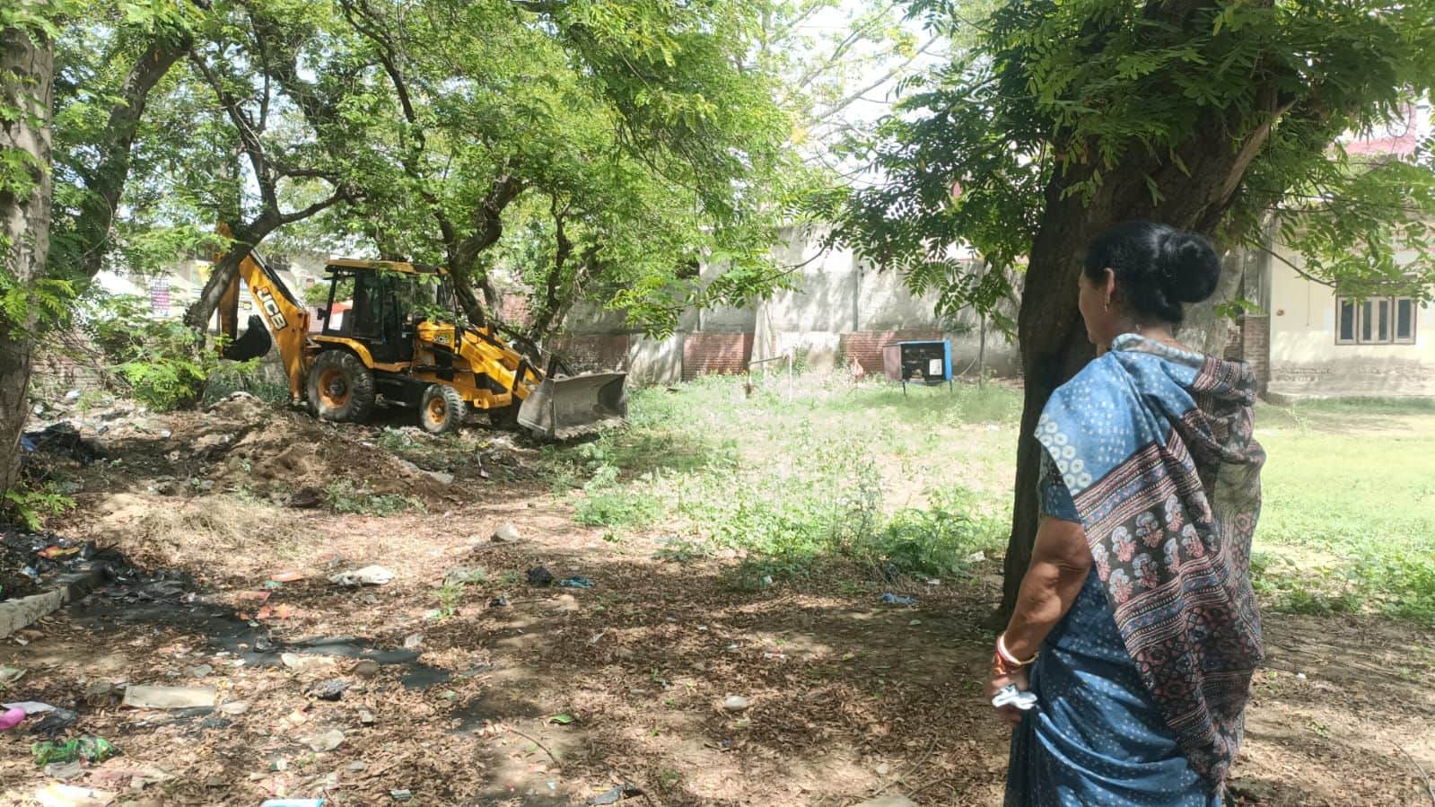 फोटो नंबर-15बस स्टैंड परिसर में नालों की सफाई करवाती चेयरपर्सन कमलेश सैनी। स्रोत-विभाग