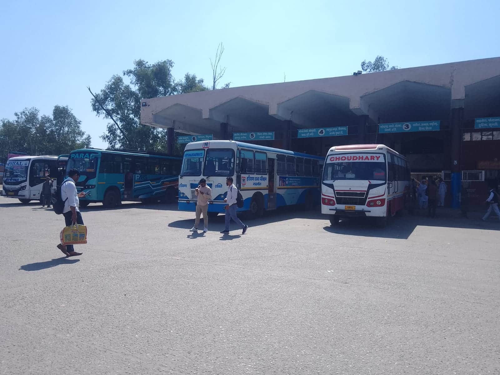 फोटो नंबर- 18नारनौल डिपो पर खड़ी बस।