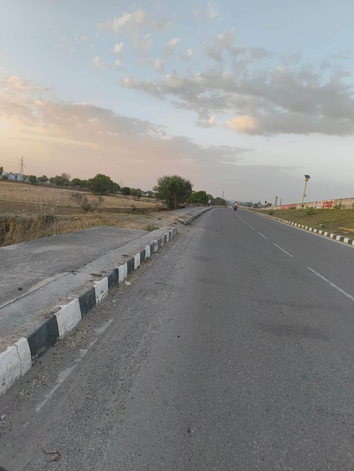 फोटो नंबर- 19गांव ढाणी बाठोठा में सड़क किनारे वह जमीन जिसके रेट बढ़ाए जाने है प्रस्तावित। स