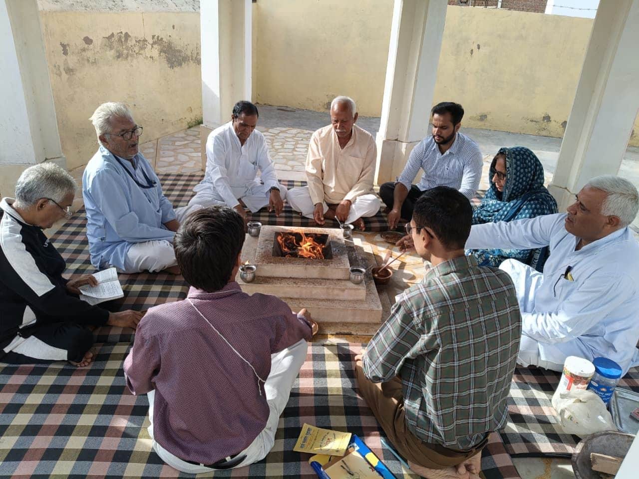 फोटो संख्या:54- आर्य समाज मंदिर में हवन करते समाज के लोग--स्रोत- आयोजक