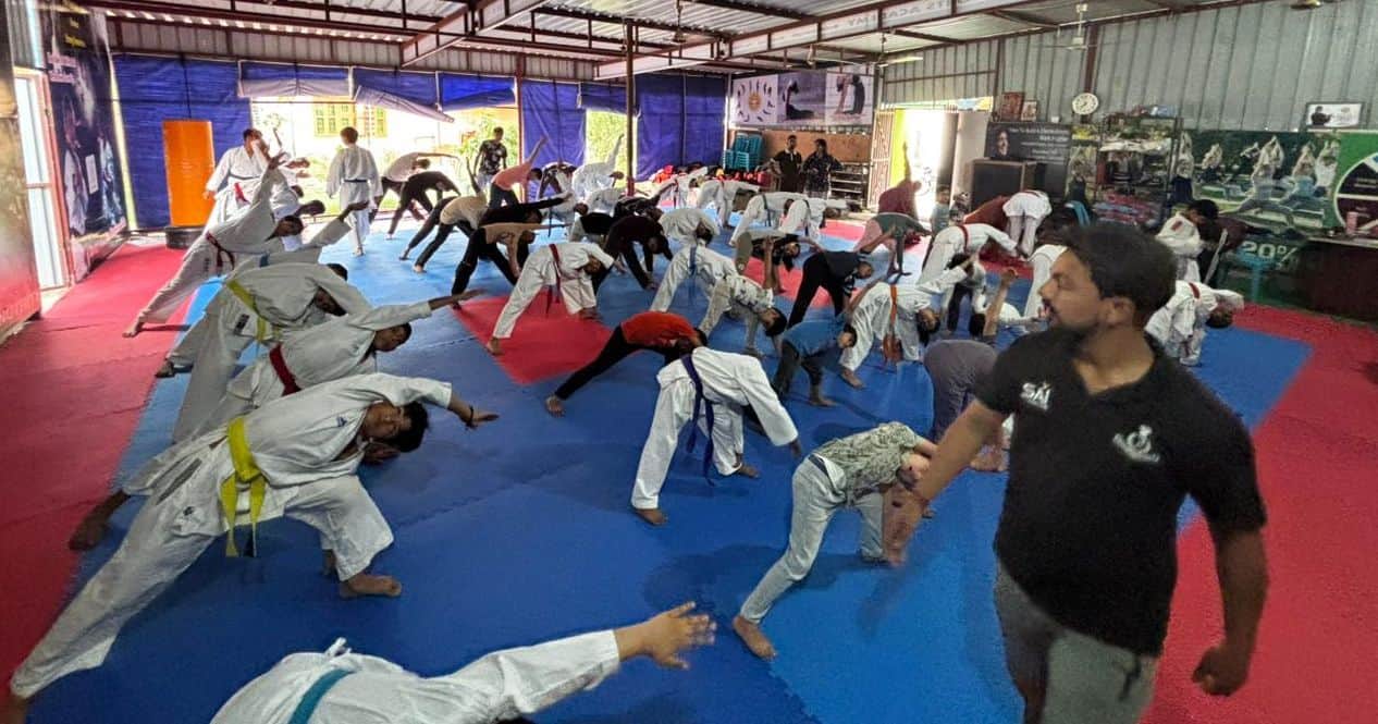 फोटो संख्या:55-रामविहार  कॉलोनी में आत्मरक्षा प्रशिक्षण शिविर में अभ्यास करते युवतियां --स्रो