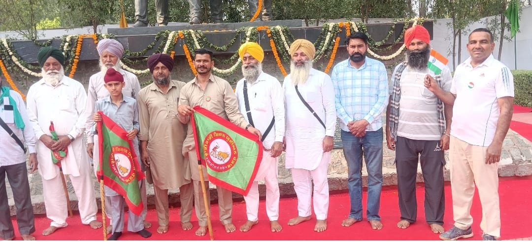 Teacher completes 3454 km Martyrs Memorial Yatra by bike