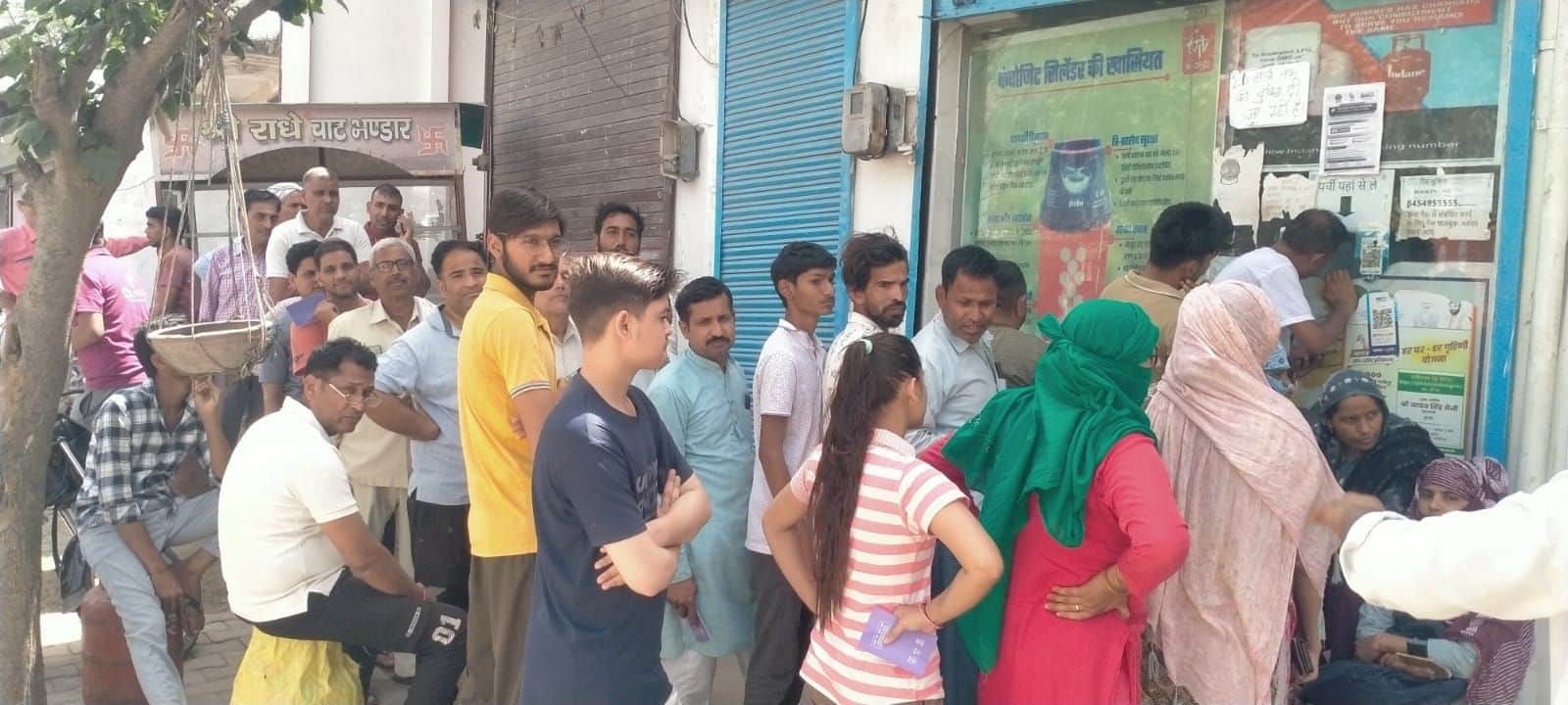 फोटो संख्या:68- गैस एजेंसी के बाहर लगी उपभोक्ताओं की लंबी लाइन--संवाद