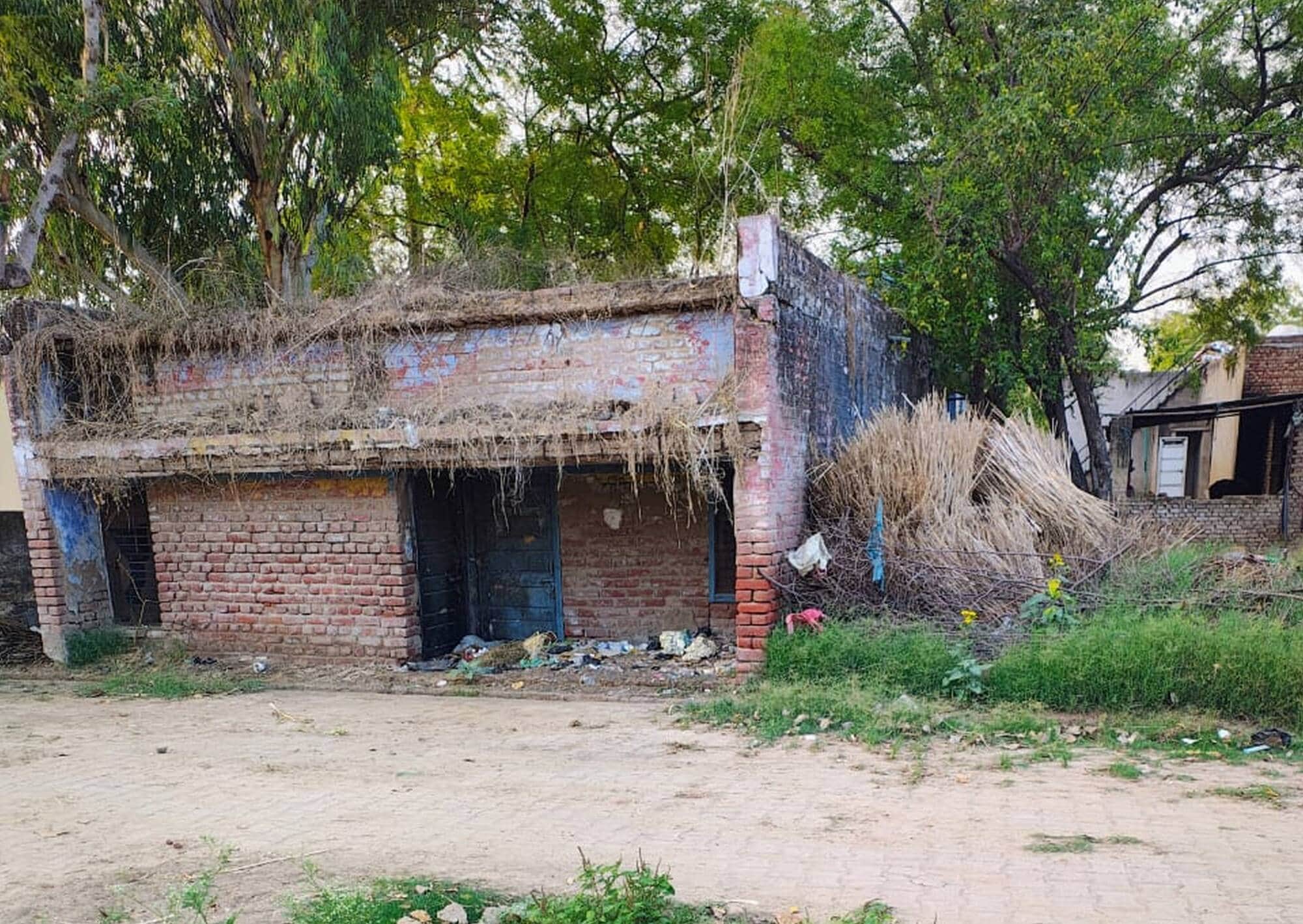 फोटो संख्या:73- गांव बवानियां में खंडहर पीएचसी--संवाद