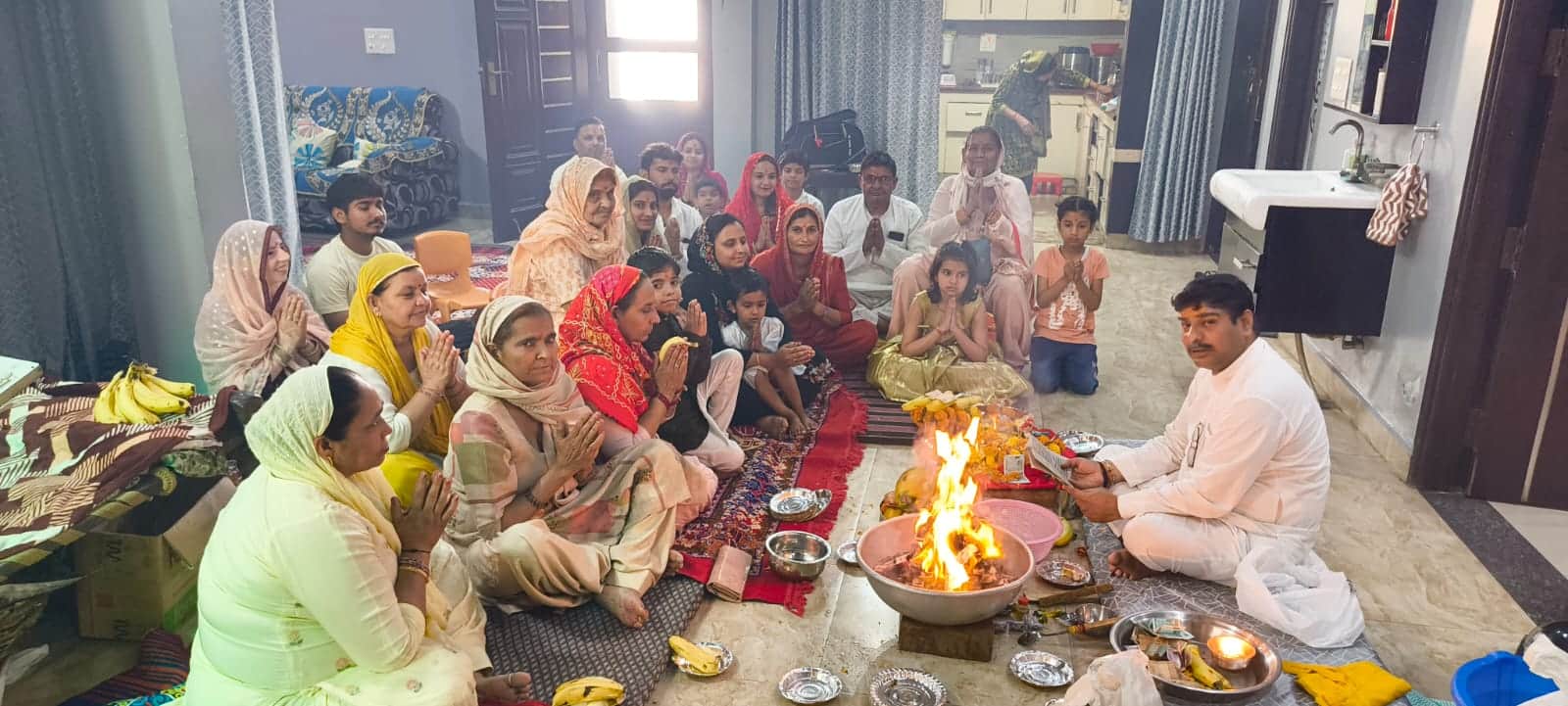 फोटो : सोनीपत के बंदेपुर में एकादशी पर हवन कराते पंडित अमित शौनक। स्रोत: पाठक