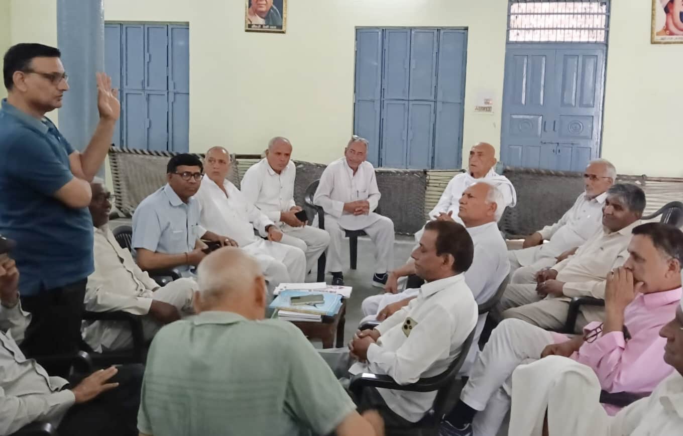 फोटो : सोनीपत के गन्नौर की जाट धर्मशाला में हुई बैठक के दौरान अपने मुद्दे रखते रिटायर्ड कर्मचार