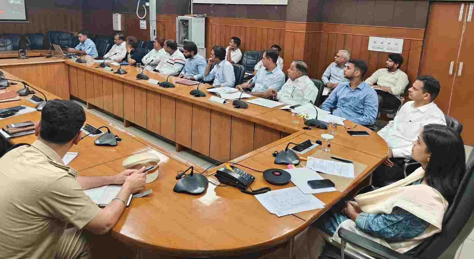 फोटो : सोनीपत लघु सचिवालय में मुख्यमंत्री की वीडियो कांफ्रेंस के दौरान उपायुक्त नेहा सिंह व अन्