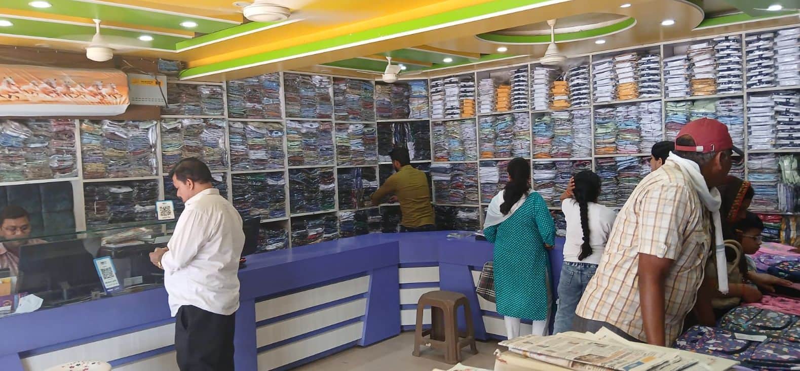 फोटो05कासगंज में एक दुकान से ड्रेस खरीदते लोग। संवाद