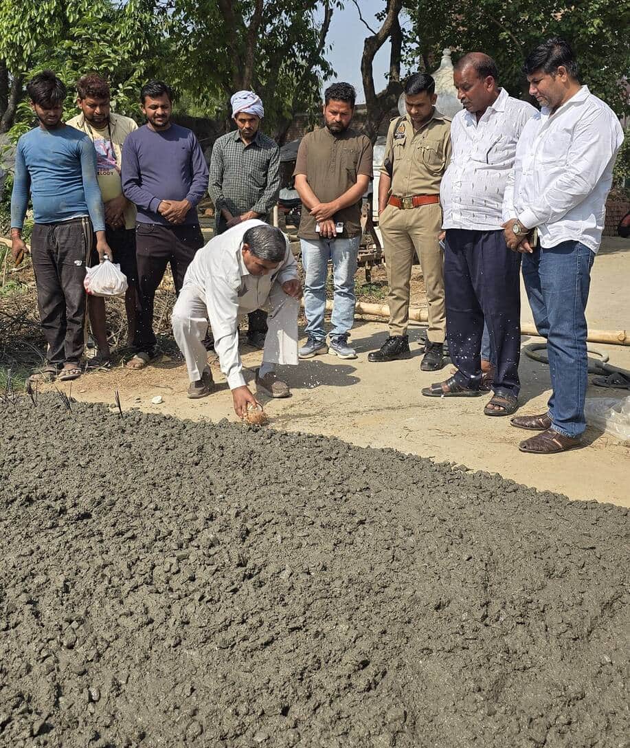 फोटो06कासगंज के गांव नगला भीम में सीसी सड़क के निर्माण का पूजन कर शुभारंभ करते सदर विधायक देव