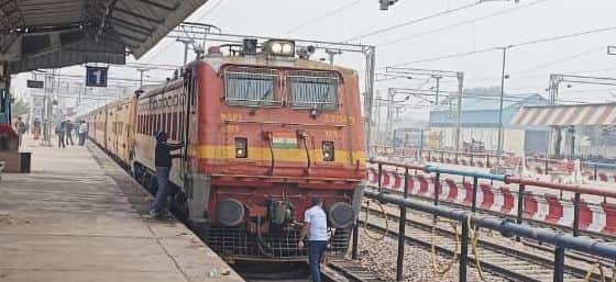 फोटो18कासगंज में रेलवे स्टेशन पर खड़ी ट्रेन । संवाद