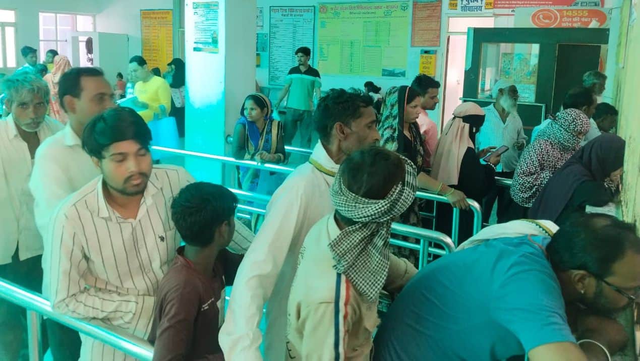 फोटो20जिला अस्पताल में काउंटर पर पर्चा बनवाने के लिए खड़े मरीज। संवाद