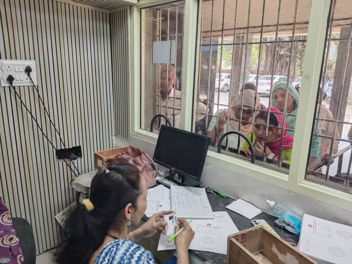 फतेहाबाद के नागरिक अस्पताल में ओपीडी पर्ची कटवाते हुए मरीज । 