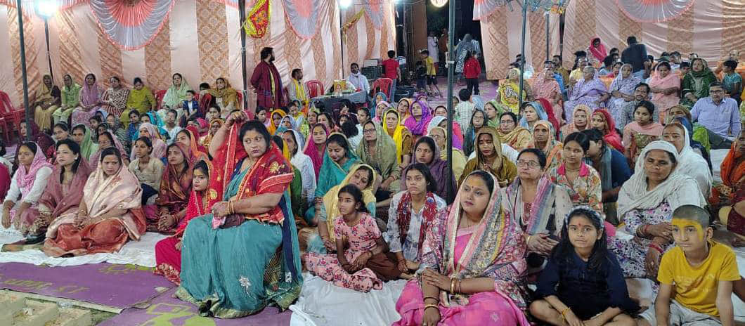 गढ़ नगर में श्रीमद्भागवत कथा सुनते भक्त। संवाद